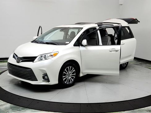 Used 2018 Toyota Sienna XLE image 9