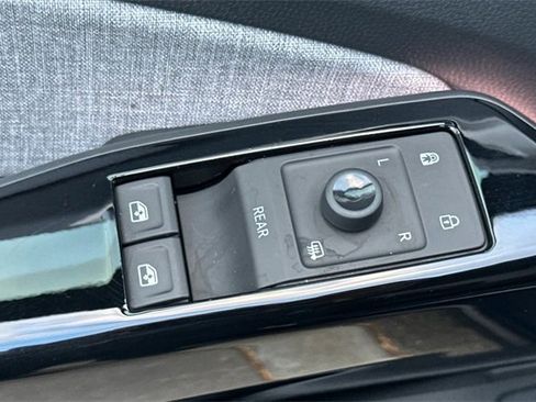 Used 2023 Volkswagen ID.4 Pro image 12