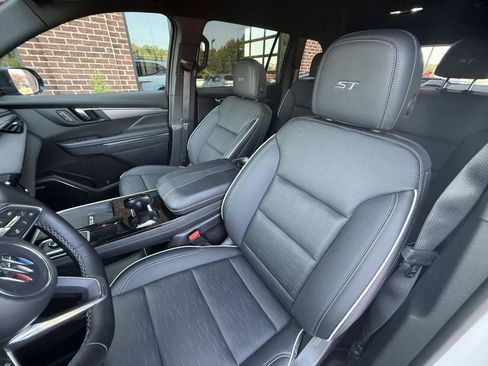 Used 2025 Buick Enclave Sport Touring w/ Power Package FWD image 19