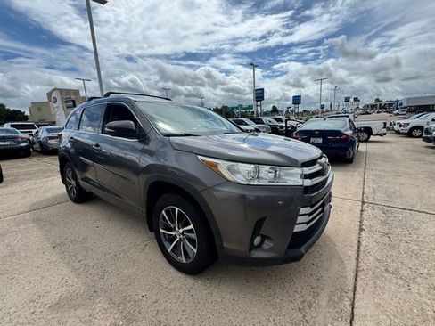 Used 2018 Toyota Highlander XLE w/ Protection Package #3 AWD/4WD image 3