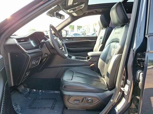 Used 2023 Jeep Grand Cherokee Overland AWD/4WD image 14