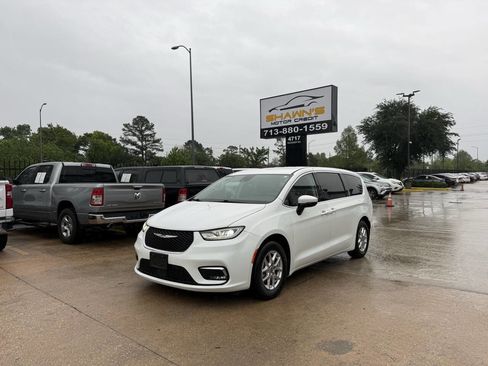 Used 2023 Chrysler Pacifica Touring-L FWD image 3