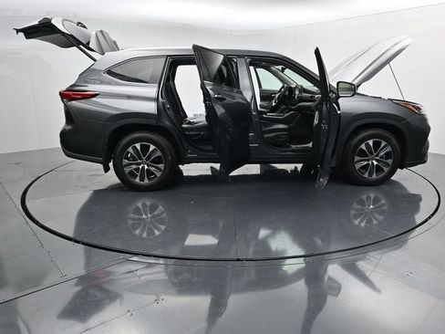 Used 2022 Toyota Highlander XLE AWD/4WD image 39