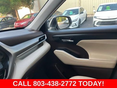 Used 2020 Toyota Highlander XLE FWD image 29