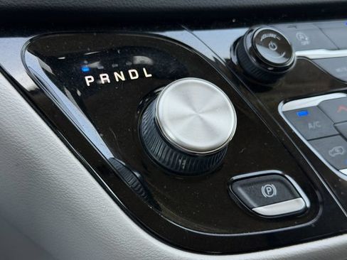Used 2022 Chrysler Pacifica Touring-L FWD image 17