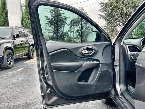 Used 2019 Jeep Cherokee Limited FWD image 17