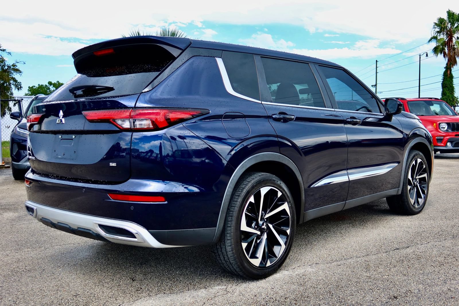 Used 2022 Mitsubishi Outlander SE FWD image 2