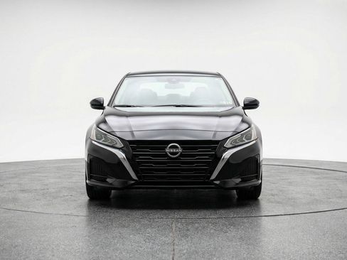 Used 2025 Nissan Altima 2.5 SV FWD image 2