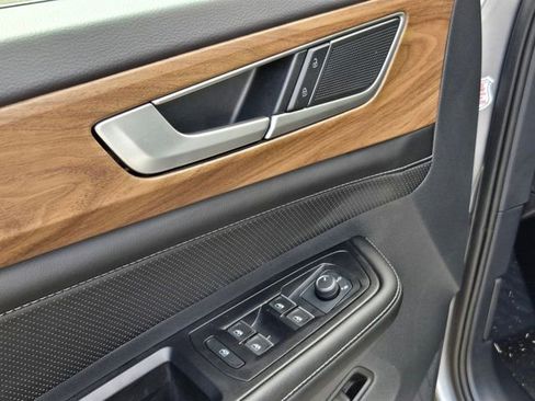 Used 2025 Volkswagen Atlas SE image 14