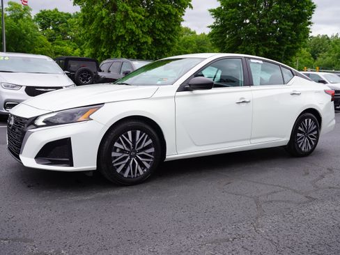 Used 2025 Nissan Altima 2.5 SV FWD image 9