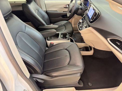 Used 2024 Chrysler Pacifica Touring-L FWD image 28