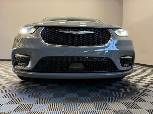 Used 2024 Chrysler Pacifica Limited FWD image 3