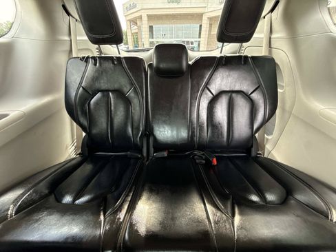 Used 2023 Chrysler Pacifica Touring-L FWD image 16