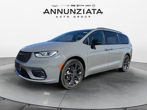 Used 2025 Chrysler Pacifica Limited image 1