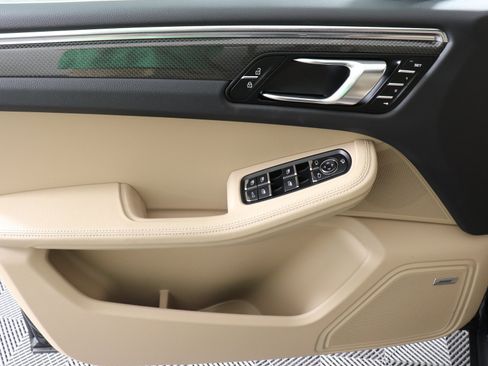 Used 2025 Porsche Macan image 24