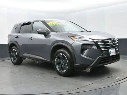 Used 2025 Nissan Rogue SV image 2