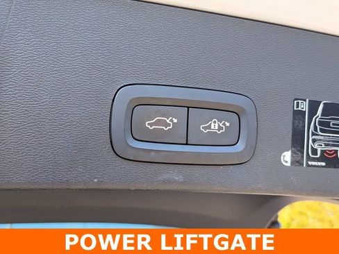 Used 2019 Volvo XC40 T5 Momentum image 26