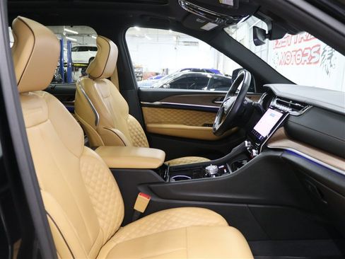 Used 2023 Jeep Grand Cherokee Summit w/ Luxury Tech Group V AWD/4WD image 32