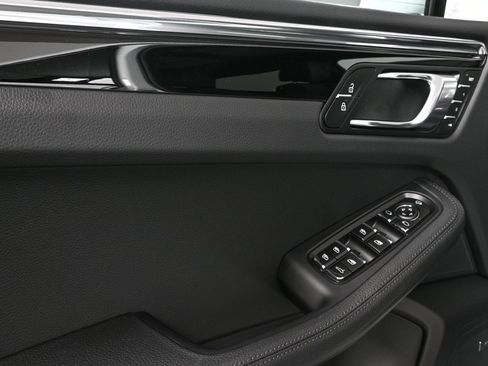 Certified 2025 Porsche Macan image 6
