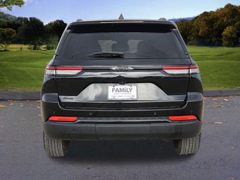 Used 2024 Jeep Grand Cherokee Altitude AWD/4WD image 5