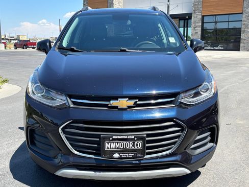 Used 2021 Chevrolet Trax LT w/ LT Convenience Package FWD image 2