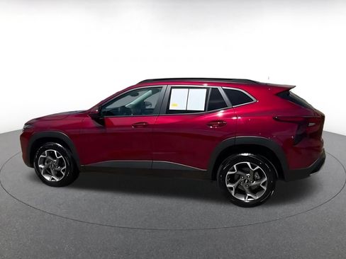 Used 2025 Chevrolet Trax LT FWD image 7