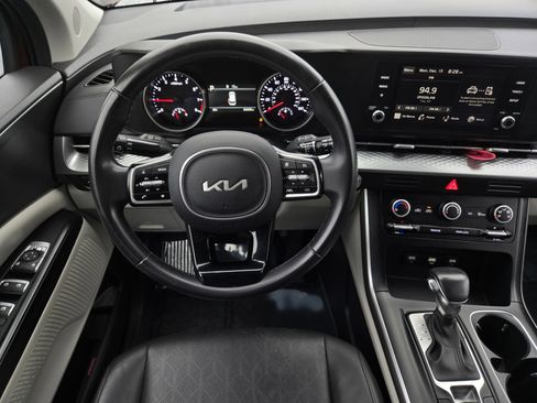 Used 2024 Kia Carnival LX image 13