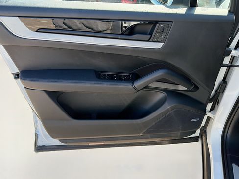 Used 2025 Porsche Cayenne image 22