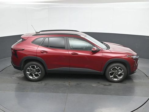 Used 2025 Chevrolet Trax LT FWD image 31