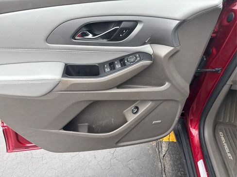 Used 2018 Chevrolet Traverse LT image 16