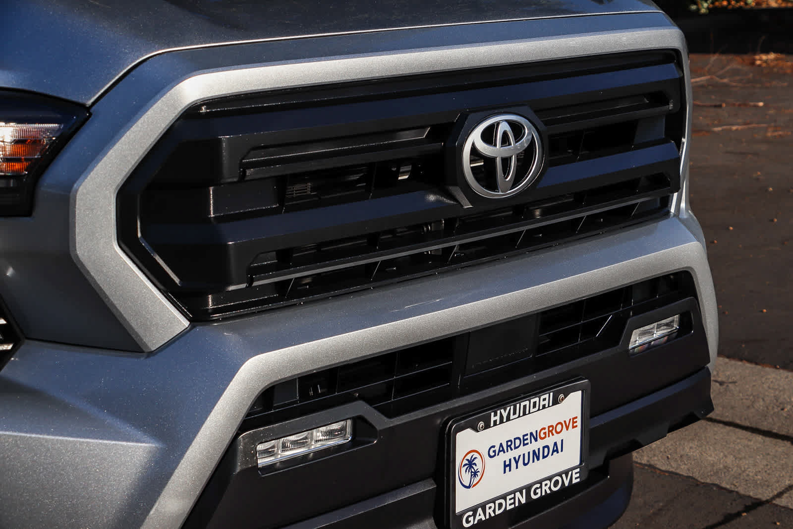 Used 2025 Toyota Tacoma SR5 AWD/4WD image 5