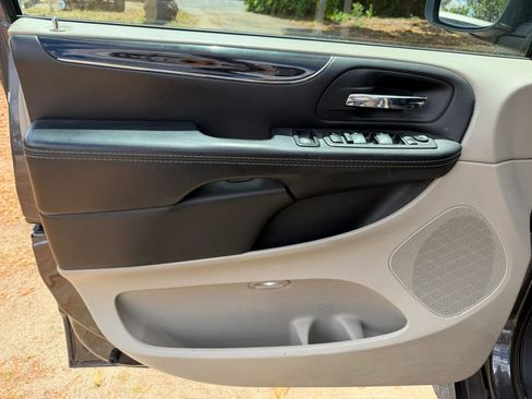 Used 2017 Dodge Grand Caravan SXT image 9