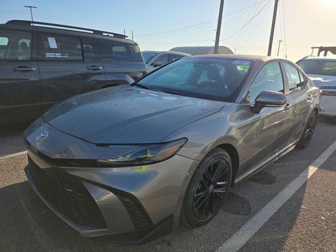 Used 2025 Toyota Camry SE FWD image 1