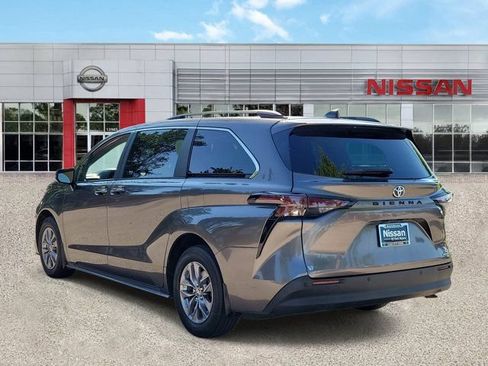 Used 2024 Toyota Sienna XLE FWD image 5