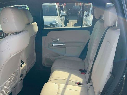 Used 2023 Mercedes-Benz GLB 250 4MATIC w/ Premium Package image 32