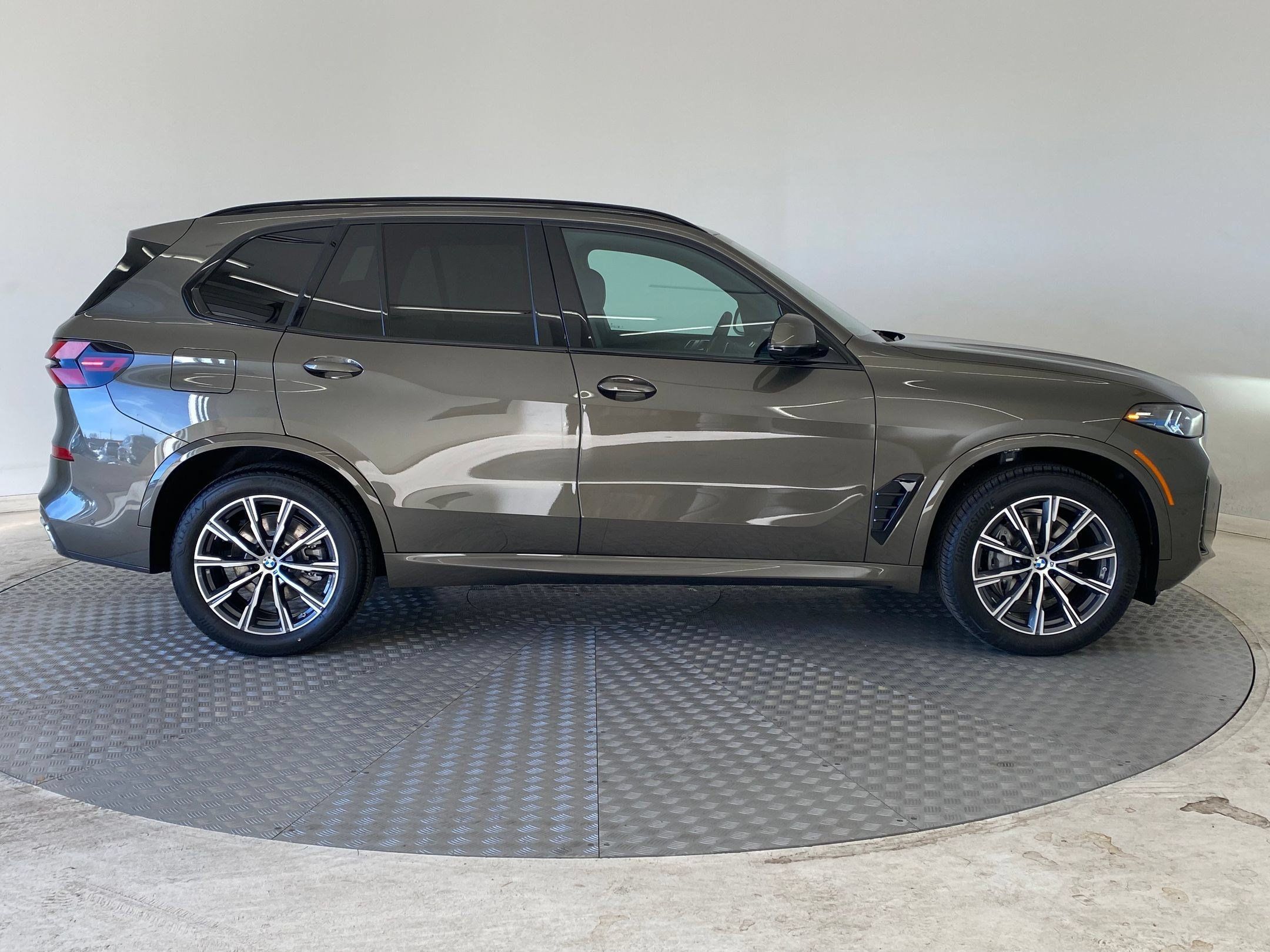 Used 2026 BMW X5 xDrive40i w/ M Sport Package AWD/4WD image 7