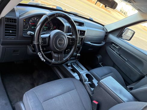 Used 2011 Jeep Liberty Sport image 12