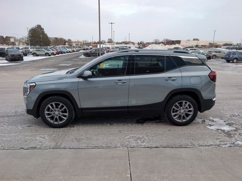 Used 2024 GMC Terrain SLT w/ Infotainment Package II image 5