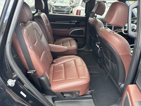 Used 2024 Kia Telluride EX w/ EX Captain's Chair Package FWD image 11