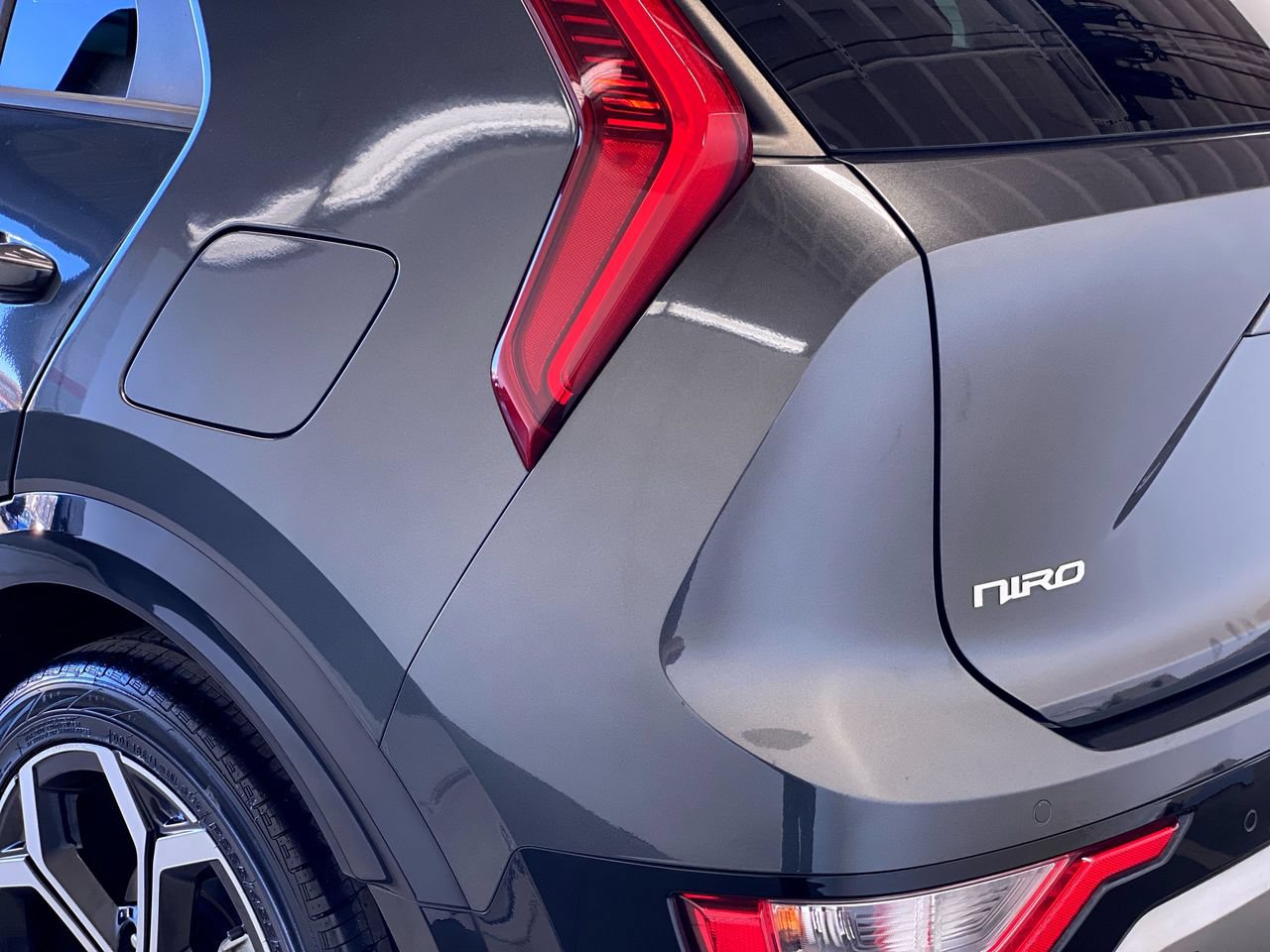 Certified 2023 Kia Niro EX Touring FWD image 9
