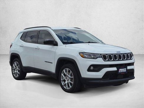 Used 2024 Jeep Compass Latitude AWD/4WD image 3