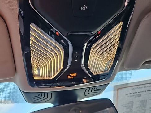 Used 2022 BMW 740i xDrive w/ Premium Package image 24