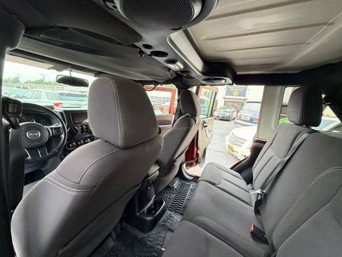 Used 2014 Jeep Wrangler Unlimited Sahara w/ Dual Top Group AWD/4WD image 17