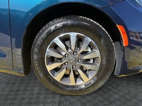 Used 2022 Chrysler Pacifica Touring-L image 9