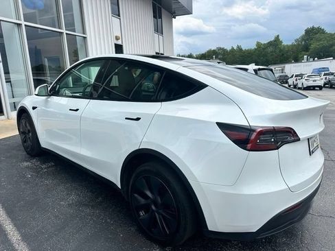 Used 2025 Tesla Model Y Long Range RWD image 9