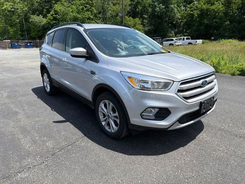 Certified 2018 Ford Escape SE w/ SE Sync 3 Package AWD/4WD image 4