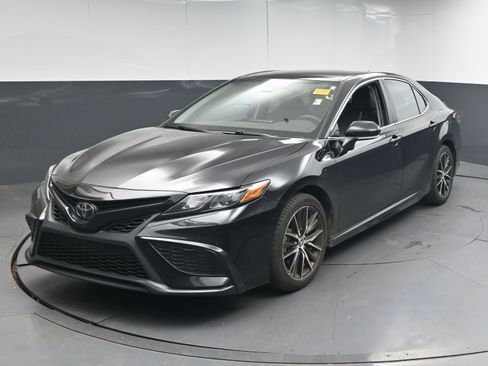 Used 2024 Toyota Camry SE w/ Convenience Package image 1