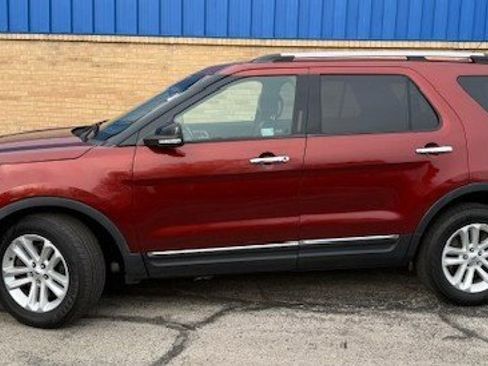 Used 2014 Ford Explorer XLT w/ Equipment Group 202A image 3