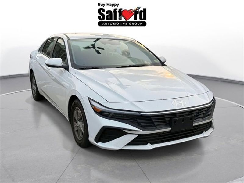 Certified 2025 Hyundai Elantra SE image 1