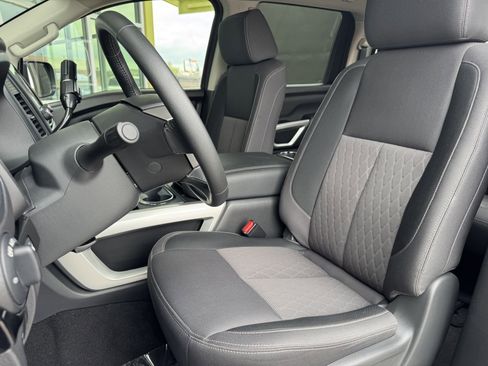 Used 2024 Nissan Titan SV w/ SV Convenience Package image 35